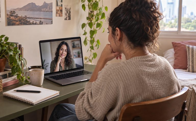 Mulher em sessão de terapia online pelo notebook, em casa